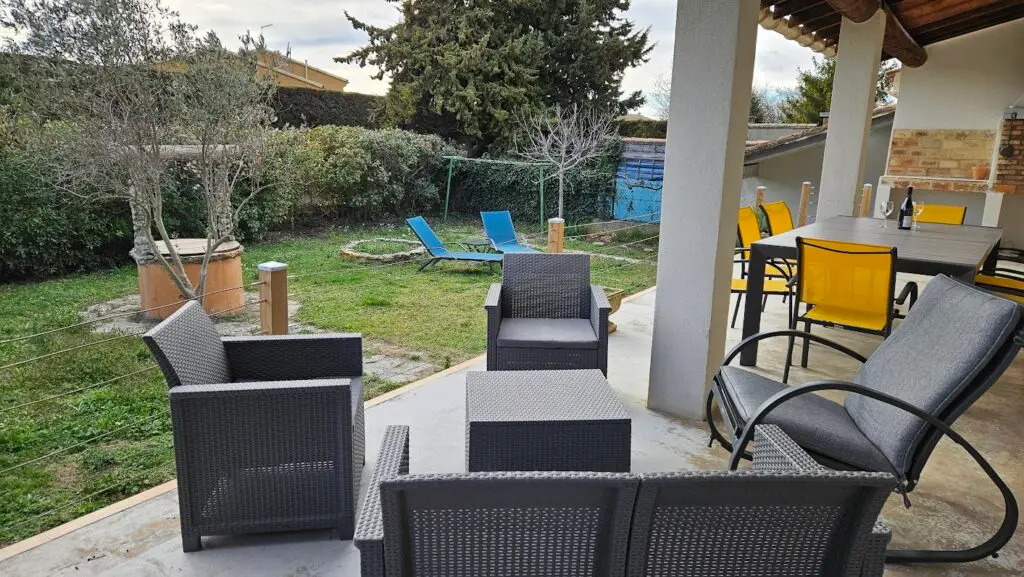 Le salon de jardin de la terrasse, face à la pelouse