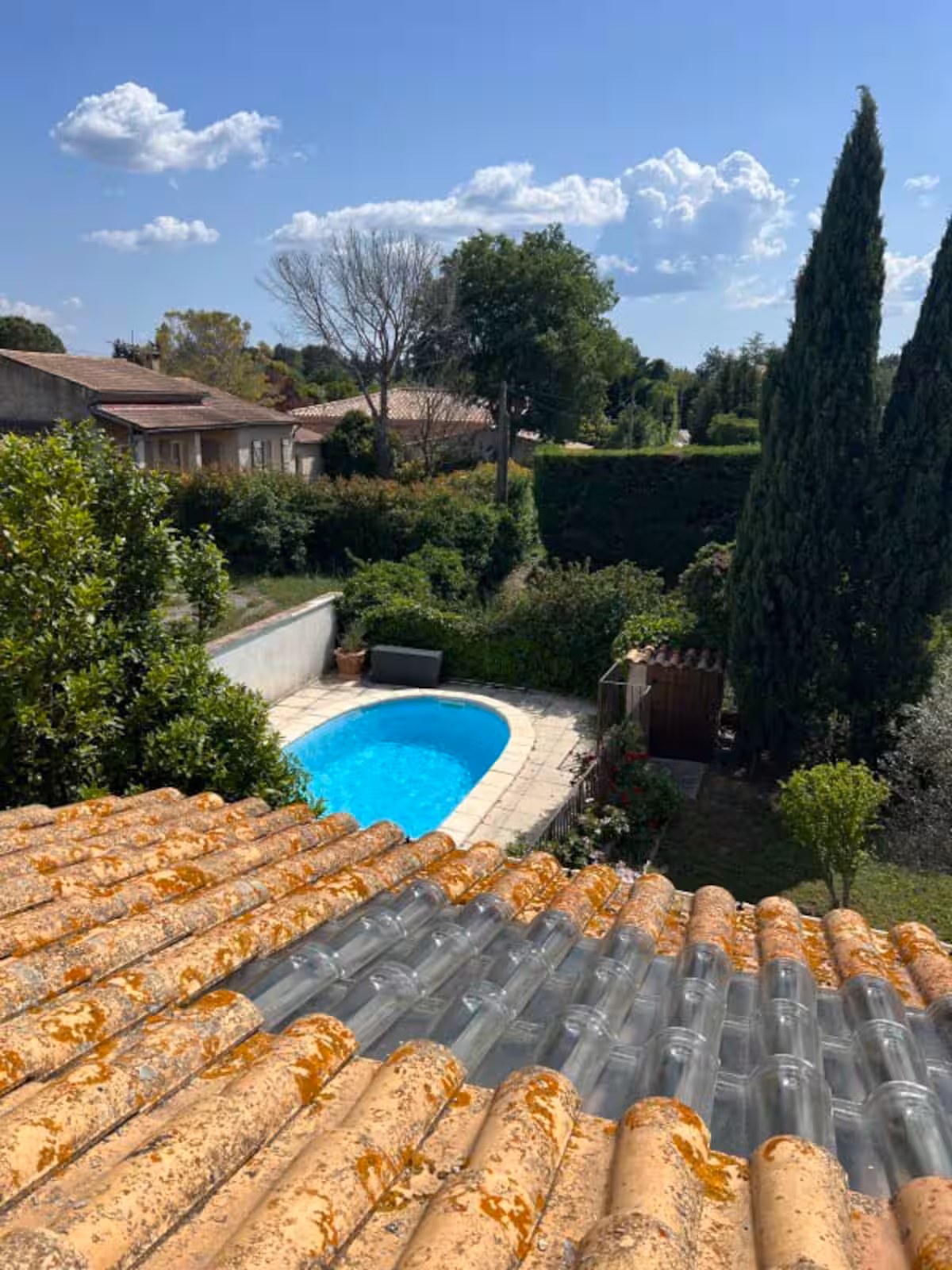 La piscine et le jardin vus depuis le toit