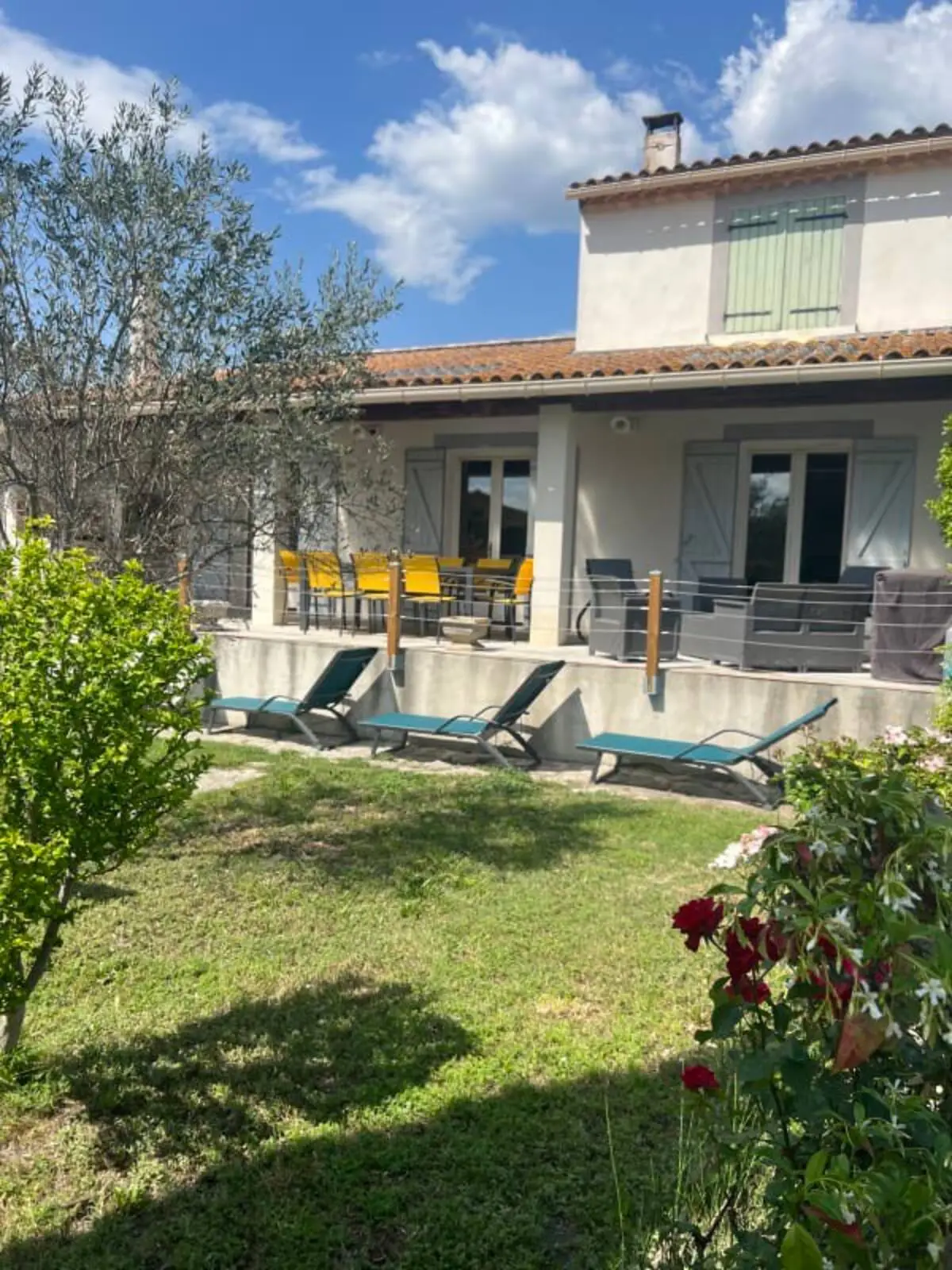 Les bains de soleil sur la pelouse, devant la terrasse