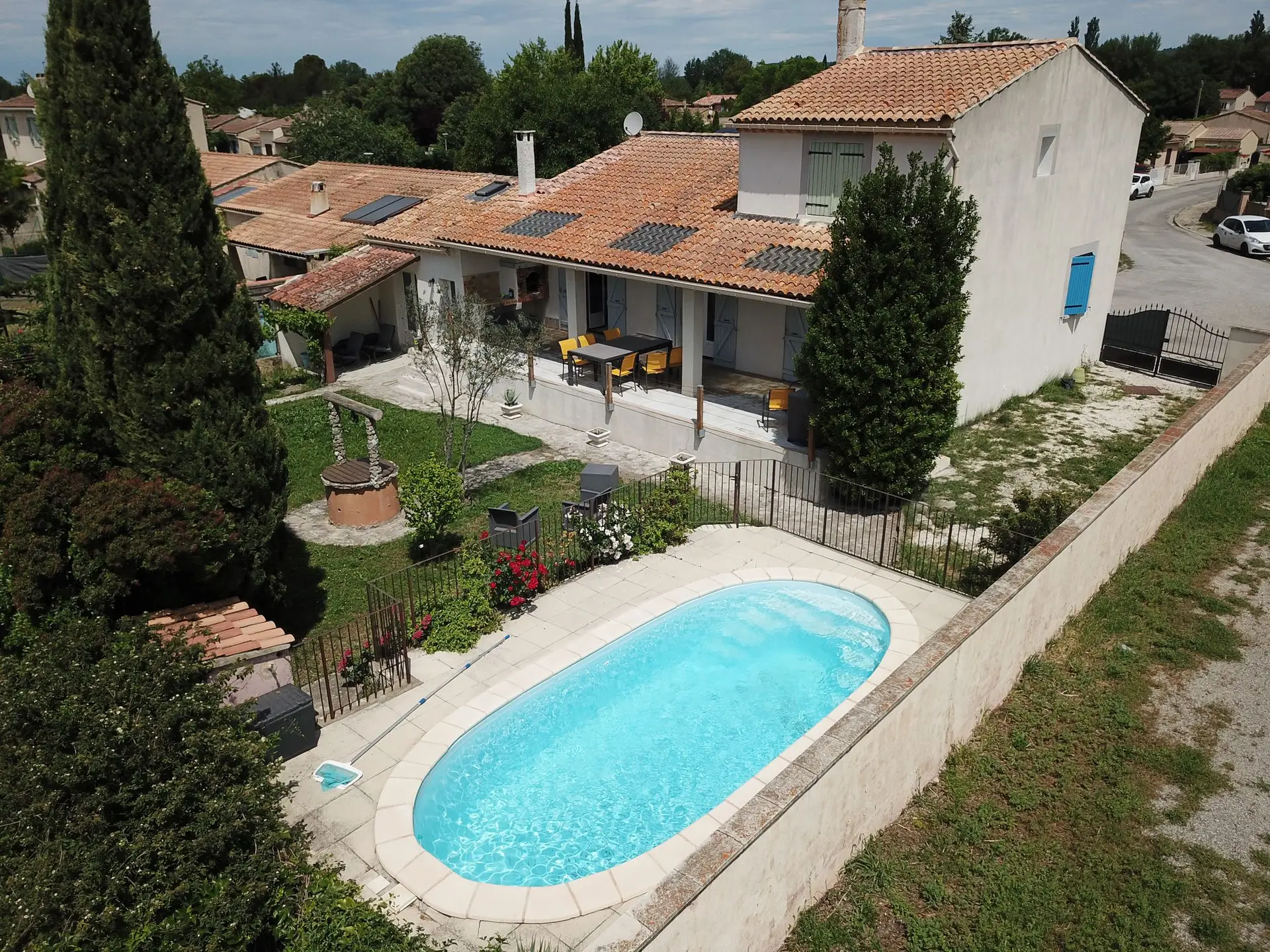Vue aérienne du jardin et de la piscine