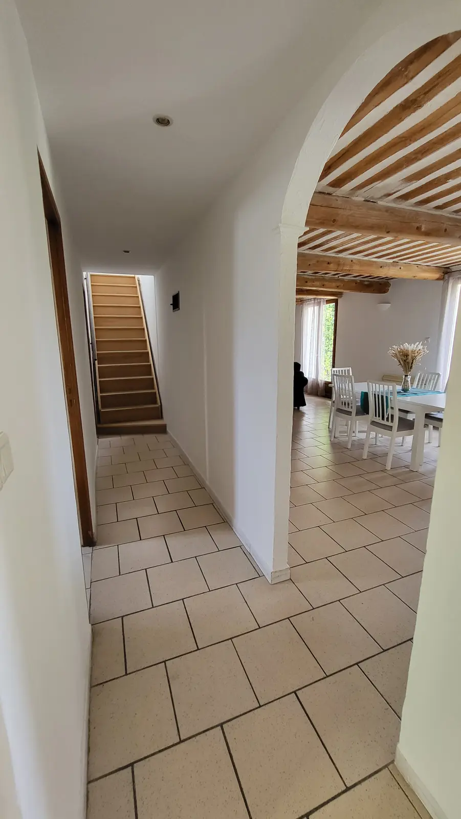 Le couloir et l'escalier vers l'étage
