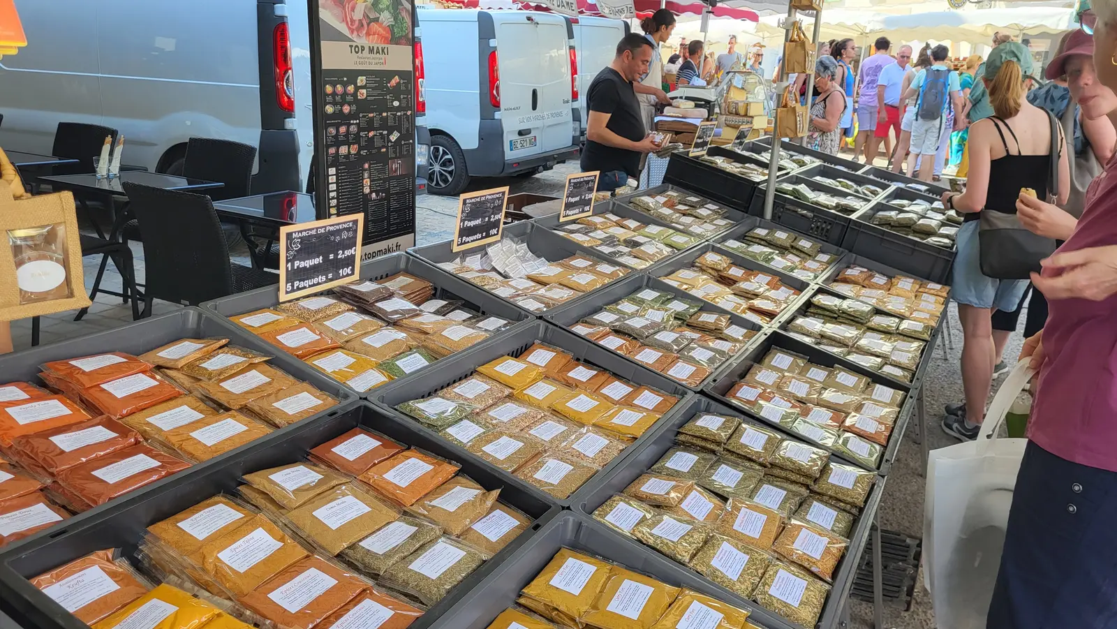 Un étal d'épices et d'herbes de Provence