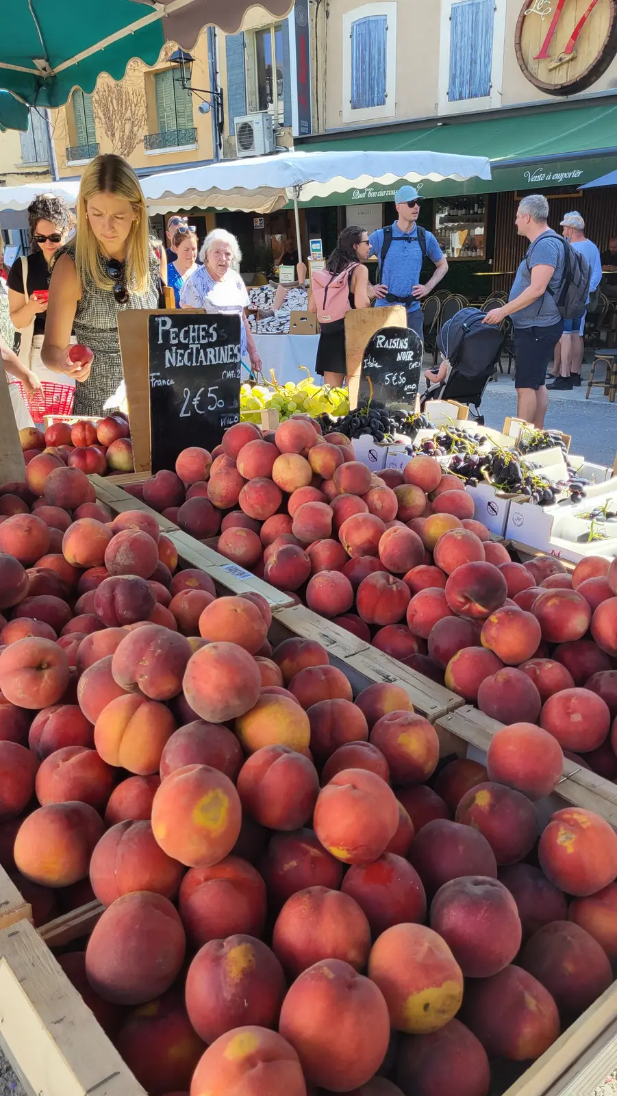Des pêches et des nectarines au marché