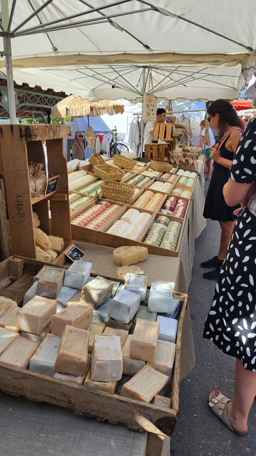 Des savons artisanaux présentés en pains