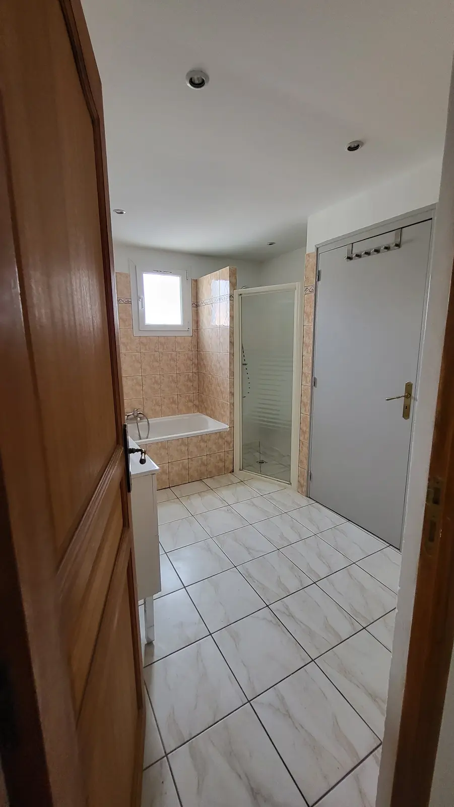 Une salle de bain avec baignoire